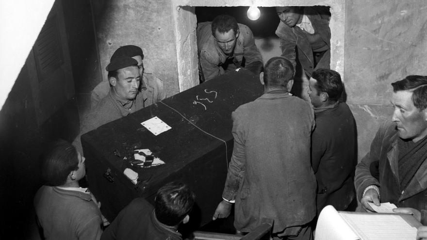 El régimen franquista ordenó trasladar restos de víctimas a las criptas del Valle de los Caídos / EFE