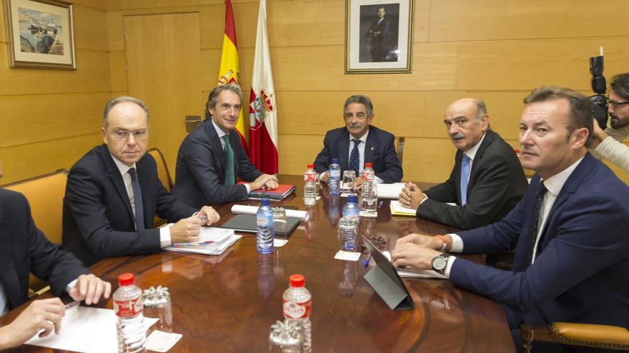 Reunión entre Revilla y De la Serna en la sede del Gobierno de Cantabria. | MIGUEL LÓPEZ