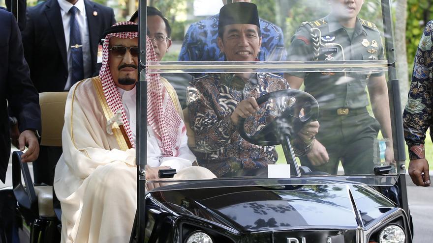 El rey saudí Salmán junto al presidente indonesio, Joko Widodo, en la visita del primero a Yakarta en marzo.