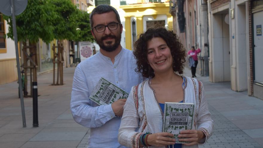 Los médicos coordinadores de la publicación 'Salubrismo o barbarie', Javier Padilla y Vicky López.