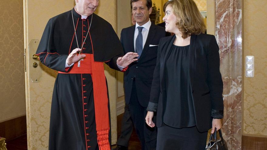 Soraya Saénz de Santamaría con el secretario de Estado de la Santa Sede