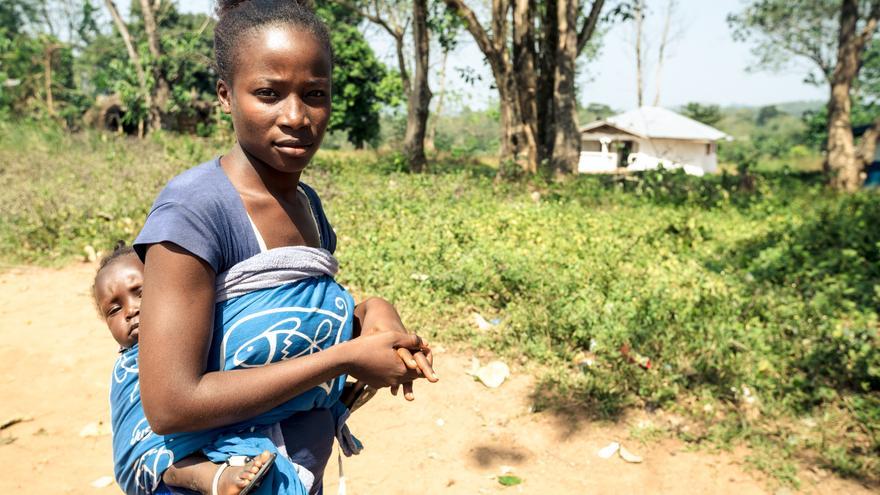 Tawa *, de 17 años, se quedó embarazada de su hija Mary *, 10 meses, en el final del brote de Ebola.