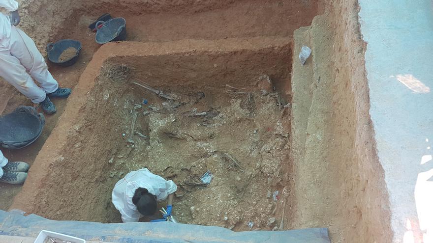 Trabajos de exhumación de la fosa 113 en el cementerio de Paterna