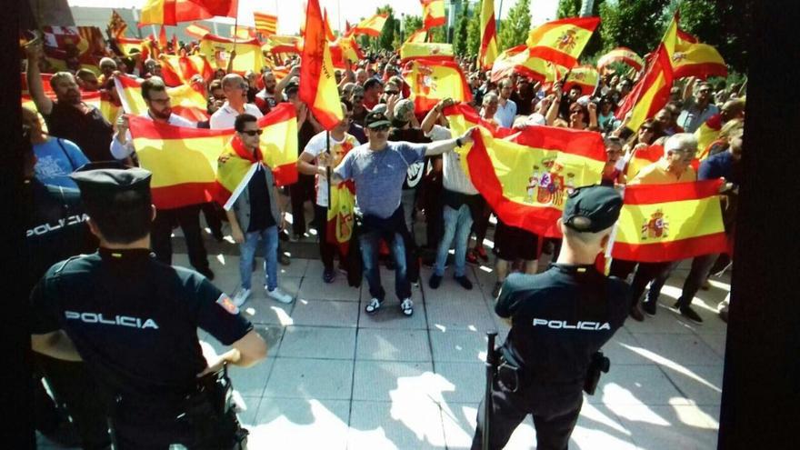 Ultras a las puertas de la concentración. Foto: Eduardo Santos (Podemos)