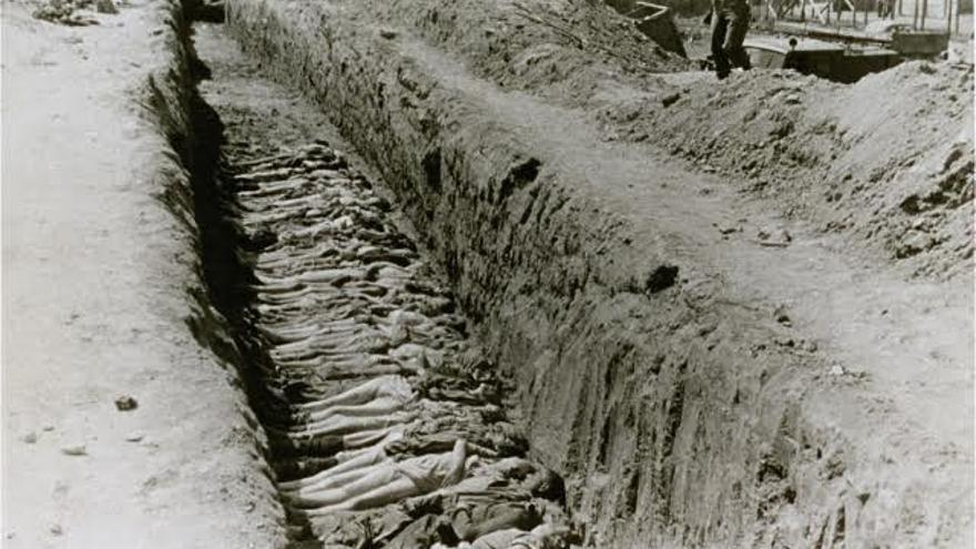 Víctimas de Mauthausen enterradas en una fosa común / United States Holocaust Memorial Museum