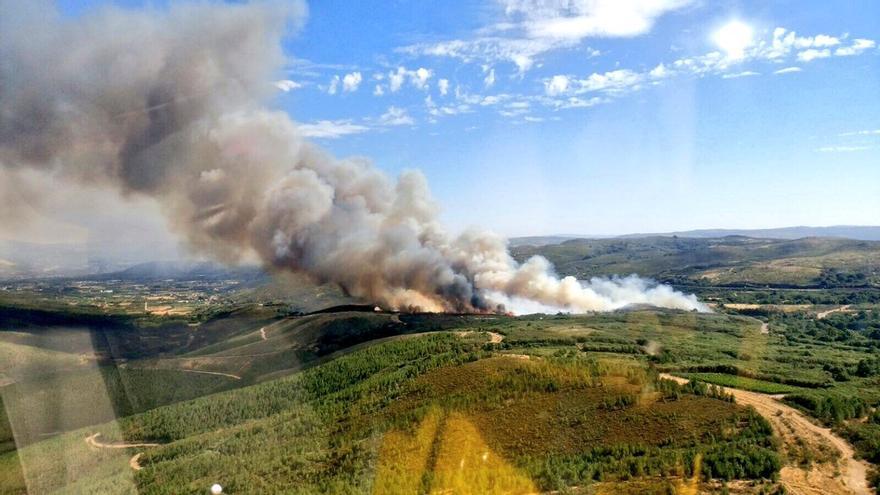 Vista aérea del incendio de Infesta, en Monterrei (Ourense)