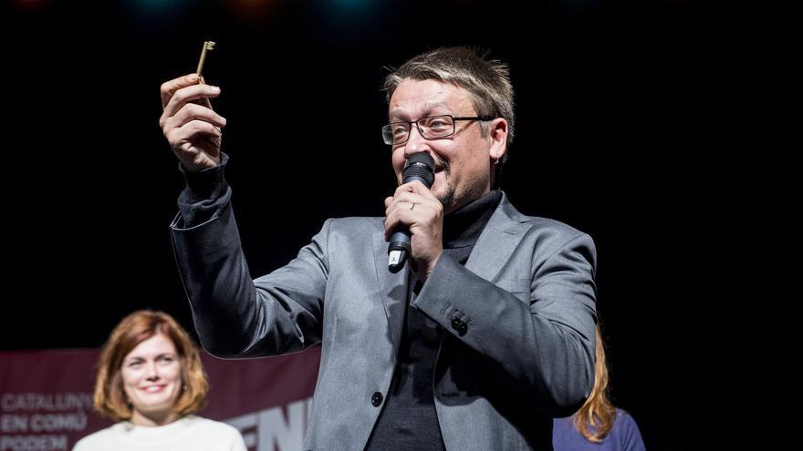 Xavier Domènech muestra una llave durante un acto de Catalunya en Comú-Podem.
