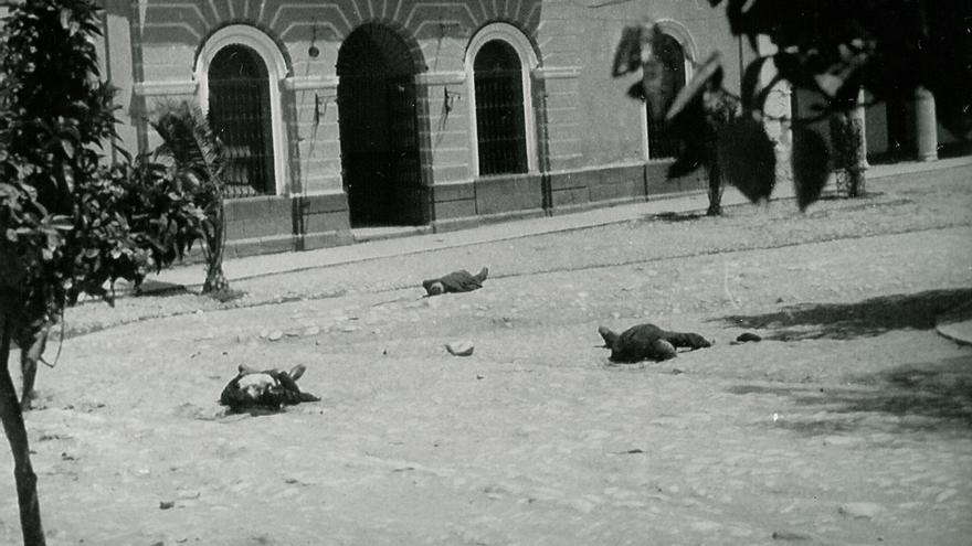 5 de agosto: cadáveres de izquierdistas en la Plaza de Llerena.