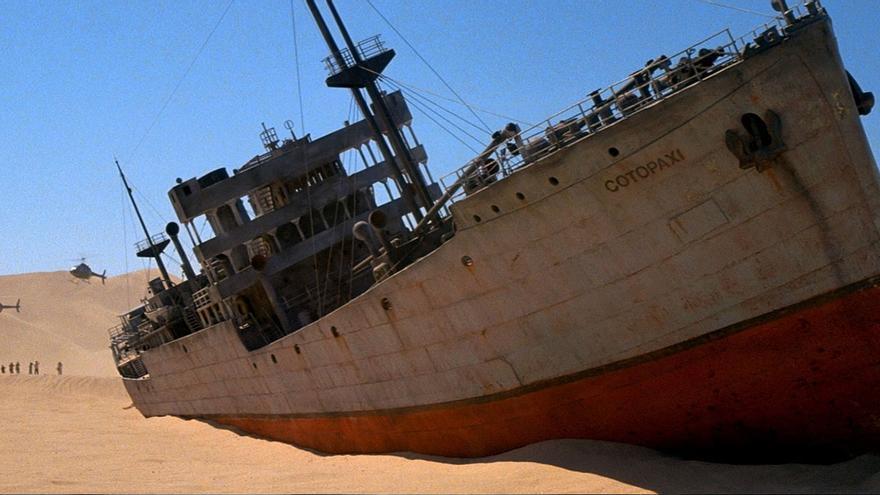 Un barco varado en el desierto.