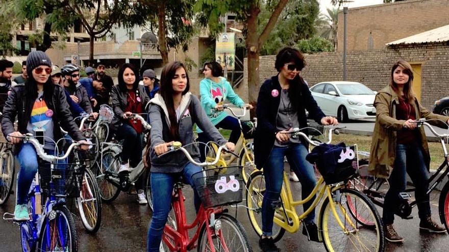 Ahora se organizan quedadas mixtas para recorrer en bicicleta las calles de Bagdad | Imagen cedida