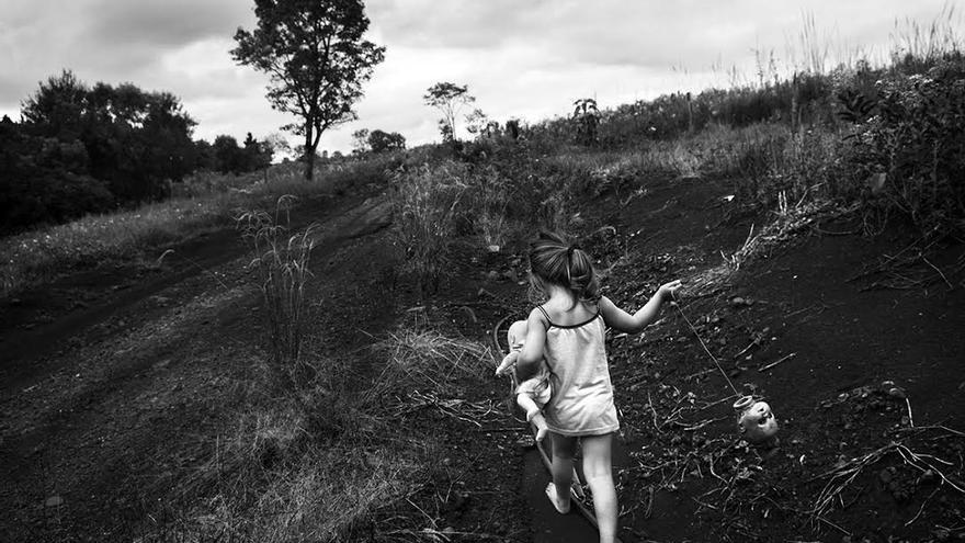 Una niña corre a través de los campos argentinos. | Foto: Pablo E. Piovano