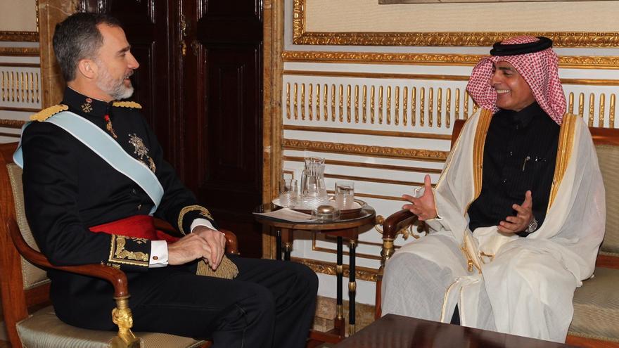 El rey conversa con el embajador catarí en España tras la protocolaria entrega de credenciales, el pasado mes de marzo.