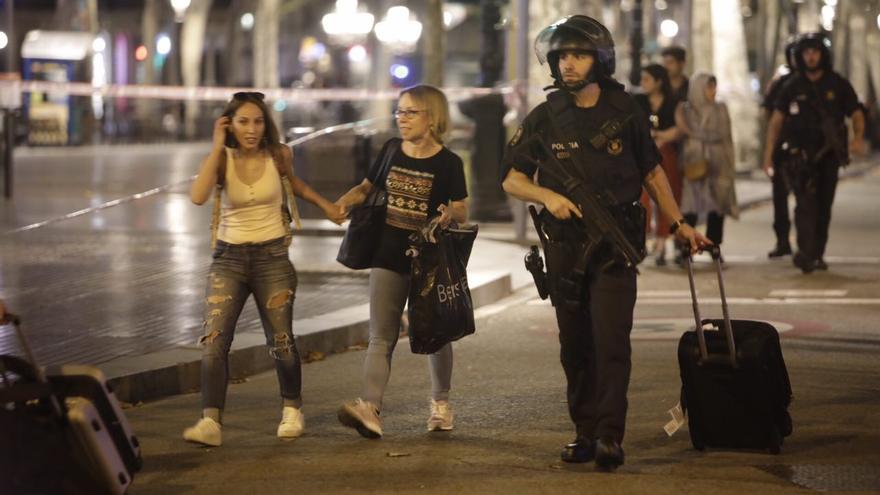 La policía desaloja a varias personas de las Ramblas tras el atentado en Barcelona