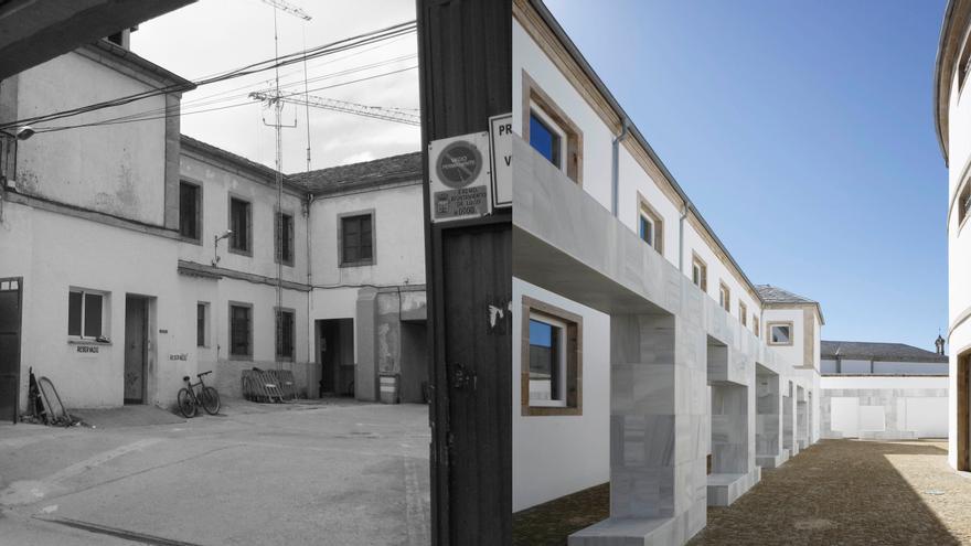 Uno de los patios antes y después de la reforma y reapertura de lo que fue la cárcel de Lugo. 