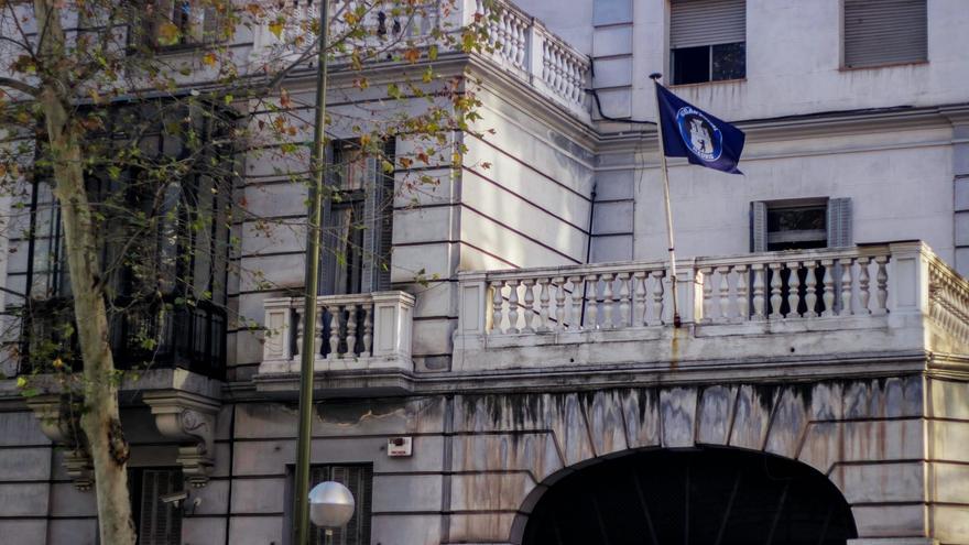 El edificio con la bandera del grupo ultraderechista / cuenta de twiter Hogar Social Madrid