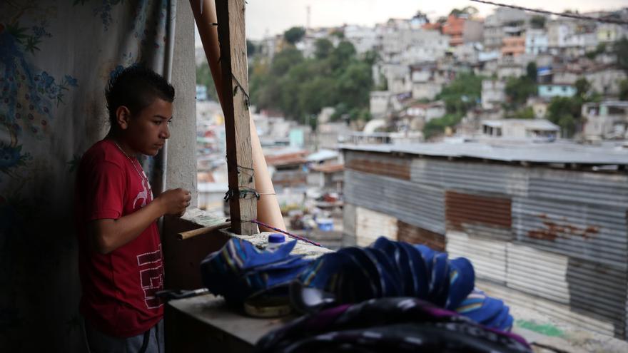 Sin acceso a la educación, muchos jóvenes encuentran en las pandillas a su familia. | Foto: Guillermo Pérez