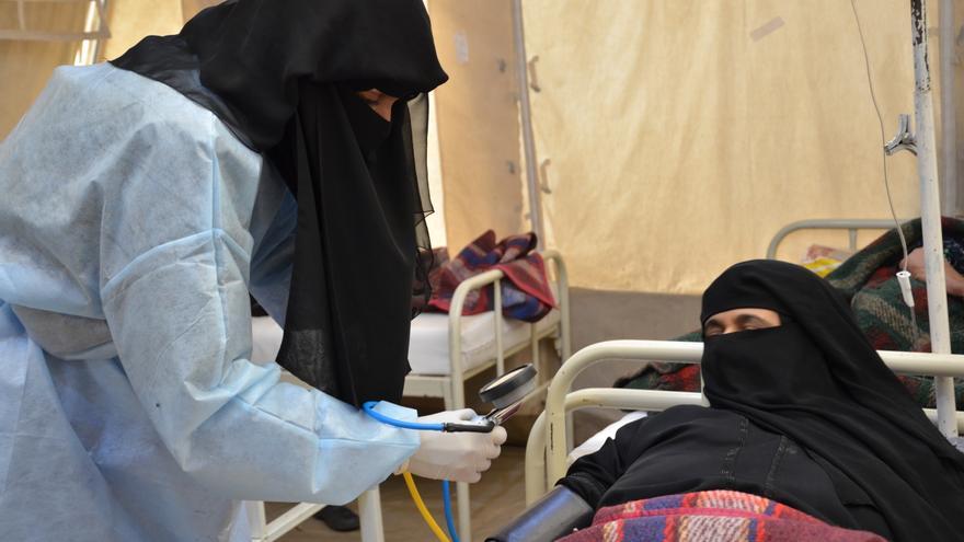 Una enfermera de MSF controla la presión arterial de una mujer con cólera en el centro de tratamiento de cólera de MSF en Khamer. 