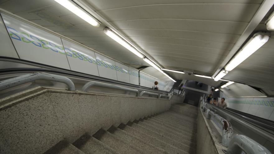 Las escaleras de la estación de Gran Vía no permiten el acceso para personas con movilidad reducida
