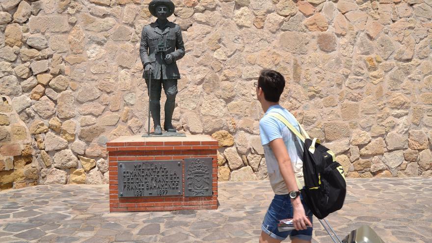 La estatua de Franco, última que queda en vía pública, frente al puerto de Melilla | Néstor Cenizo