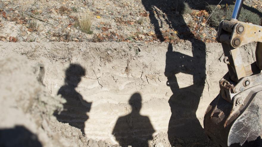 Las excavadoras trabajan para recuperar los restos de los maestros de Soria / FOTO: Daniel Rodríguez Castro