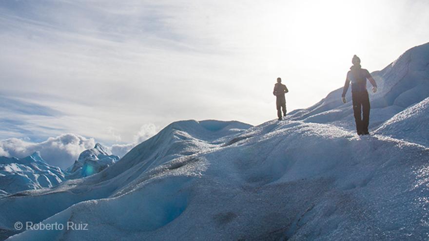 La experiencia de caminar sobre el hielo del Perito Moreno te hace sentir muy pequeño ante tanta inmensidad.