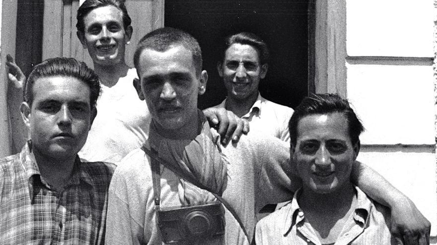 Los héroes que robaron las fotografías de los SS; entre ellos Francesc Boix (en el centro) y Alcubierre (al fondo a la derecha).