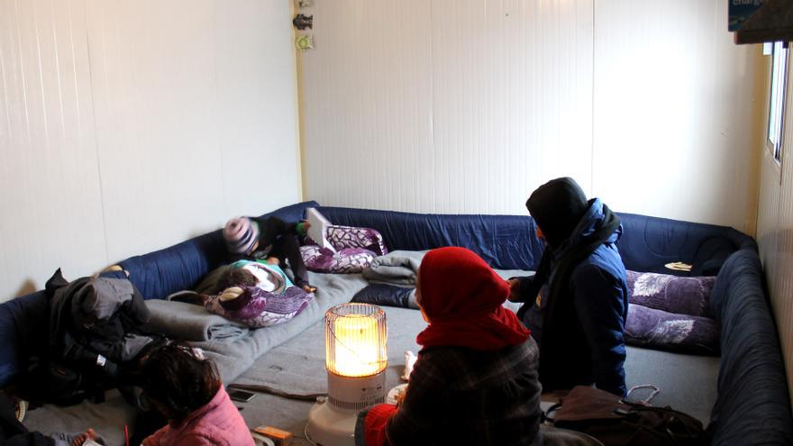 Una madre y sus hijas en uno de los contenedores habitacionales en un campamento del norte de Grecia.
