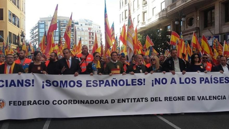Cabecera de la manifestación anticatalnista en Valencia.