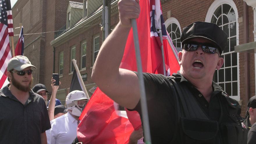 Un manifestante con una bandera confederada en la marcha neonazi de Charlottesville (Virginia)