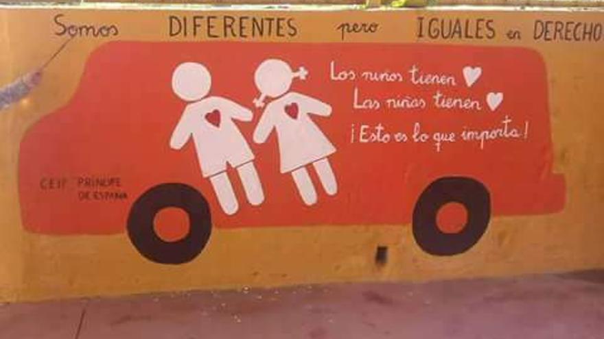 El mural creado por los niños del colegio onubense.
