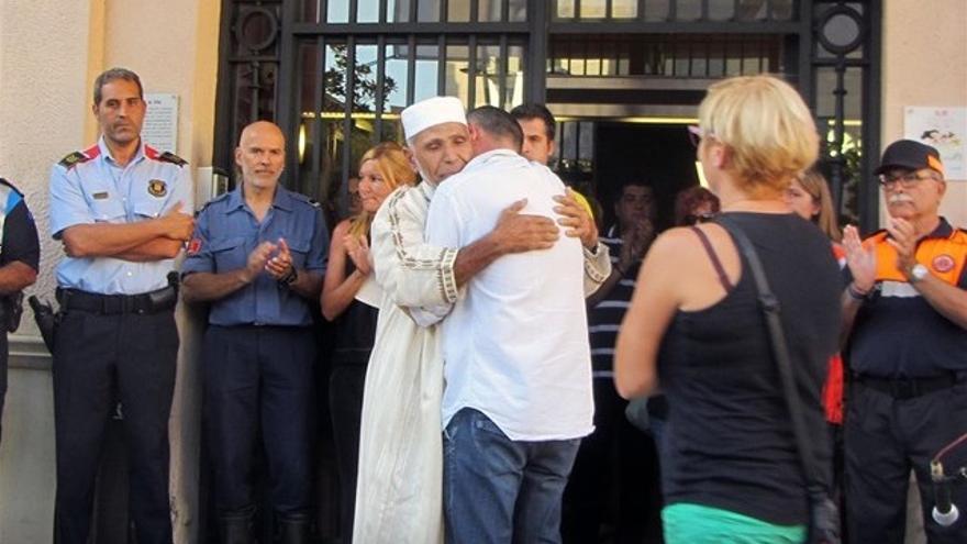 El padre de Xavi y el imán de Rubí. Foto: Europa Press