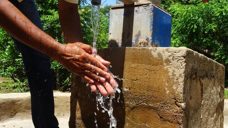 Una persona se lava las manos en uno de los grifos puestos en marcha en las comunidades. 