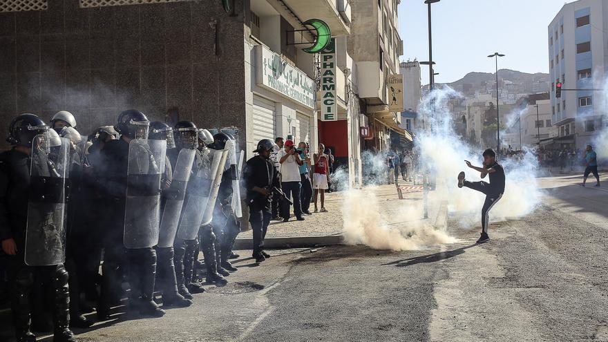 La policía lanza gas lacrimógeno durante una manifestación en la localidad de El Hoceima, Marruecos. Los enfrentamientos entre la policía y los manifestantes marroquíes dejaron al menos 83 personas heridas en nubes de gases lacrimógenos y enfrentamientos en una manifestación no autorizada contra la desigualdad y la corrupción. (