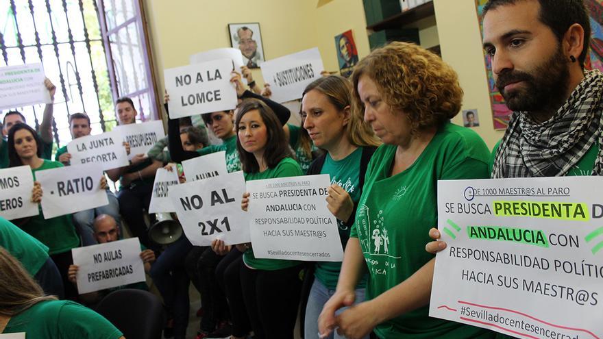 Los profesores denuncian el despido de "más de 1.000 maestros". | JUAN MIGUEL BAQUERO