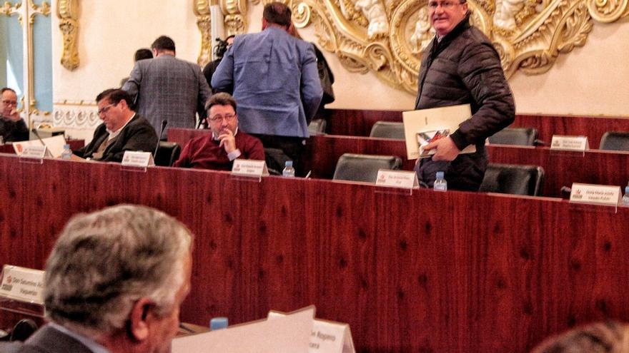 El diputado provincial Antonio Pozo se levanta en el pleno de la Diputación de Badajoz / Diputación 