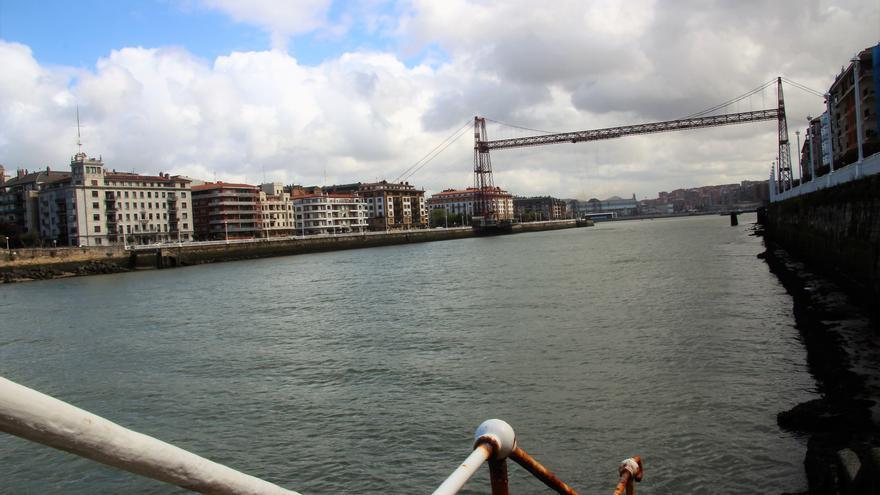El puente colgante de Vizcaya visto desde la margen izquierda de la ría (Portugalete).