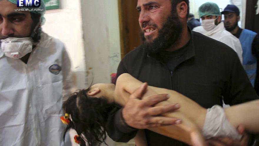 Un hombre lleva a una niña herida en el ataque con armas químicas en un hospital de Jan Shijún, Siria. 