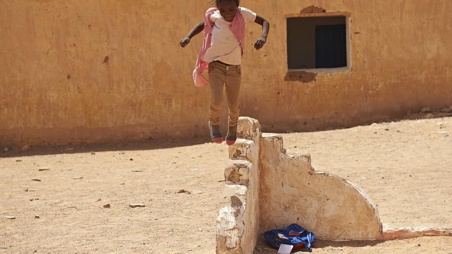 Una nia refugiada saharaui juega en un campo de Tinduf.