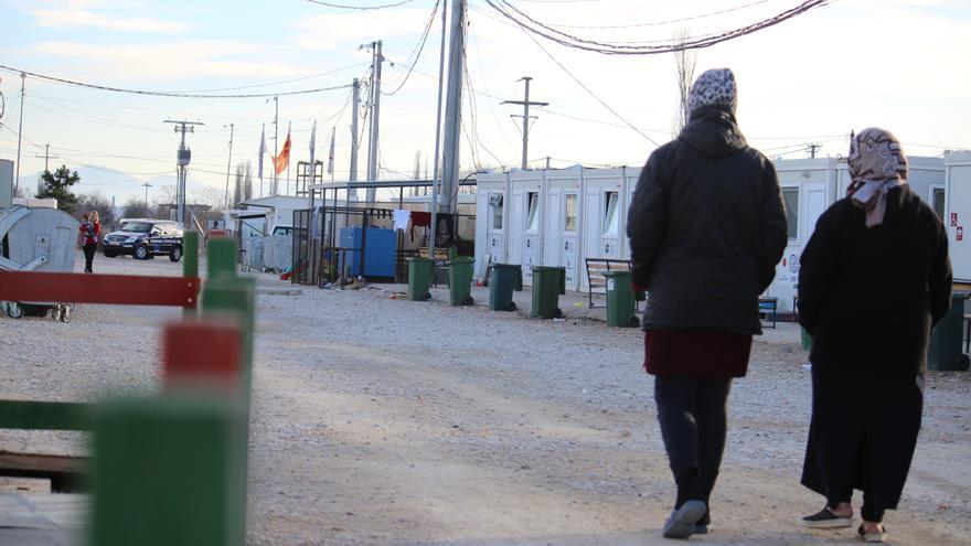 Dos refugiadas pasean por el campo de internamiento de Tabanovce, donde los refugiados no pueden salir libremente. 