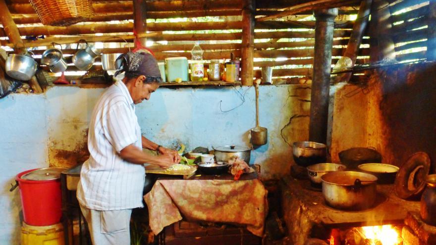 En las áreas rurales las mujeres suelen quedar relegadas a las tareas domésticas. En la imagen, una mujer afrodescendiente en Caloto, Cauca | Foto: Berta Camprubí 