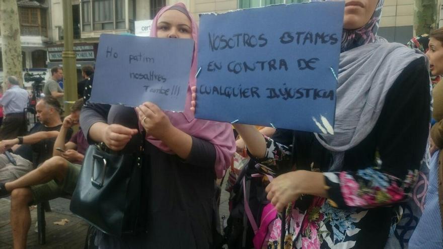 "Lo sufrimos nosotros también", expresaba uno de los carteles exhibidos por una de las personas concentradas