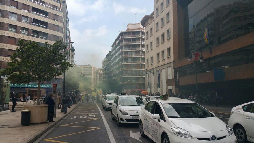 La protesta de los taxistas en la calle Colón de València, donde está la sede de la Delegación del Gobierno