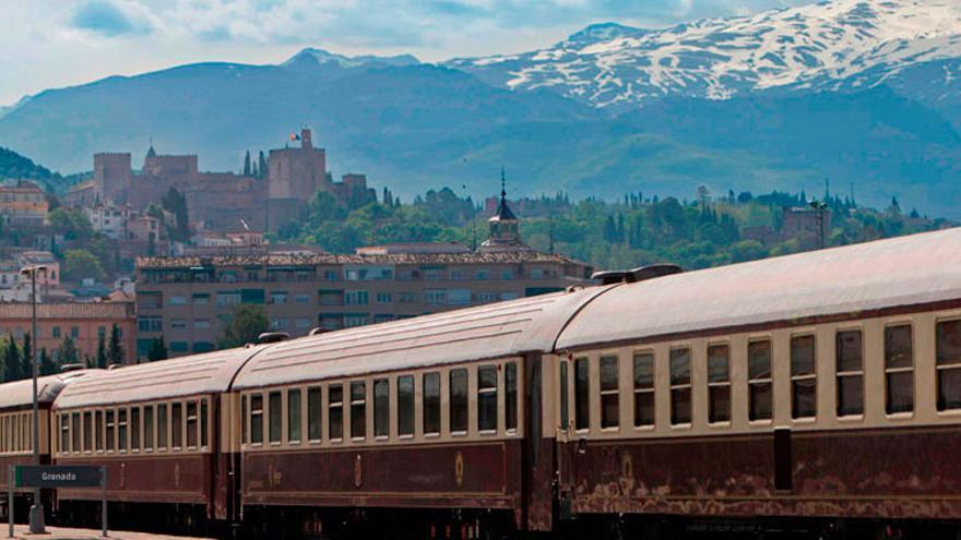 El tren Al-Ándalus en su paso por Granada