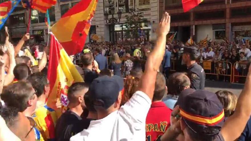 Un ultra hace un saludo nazi durante la procesión
