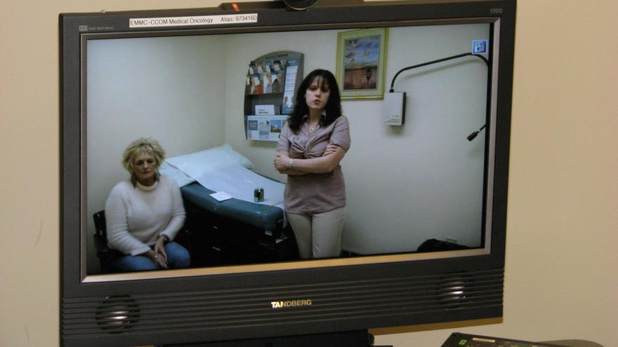 Las videoconsultas permiten que algunos centros de salud contacten con hospitales de referencia