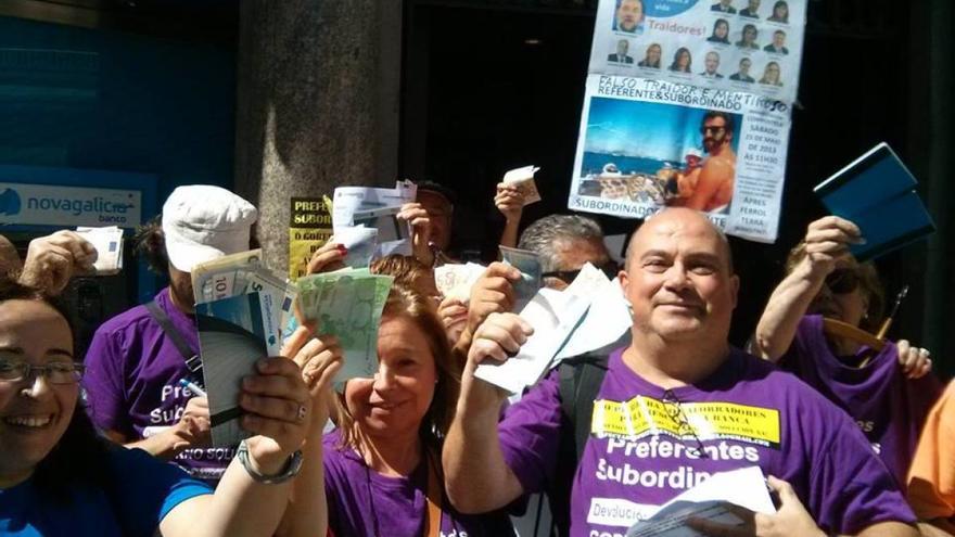 Afectados por las preferentes en Santiago después de hacer parte de la retirada de fondos