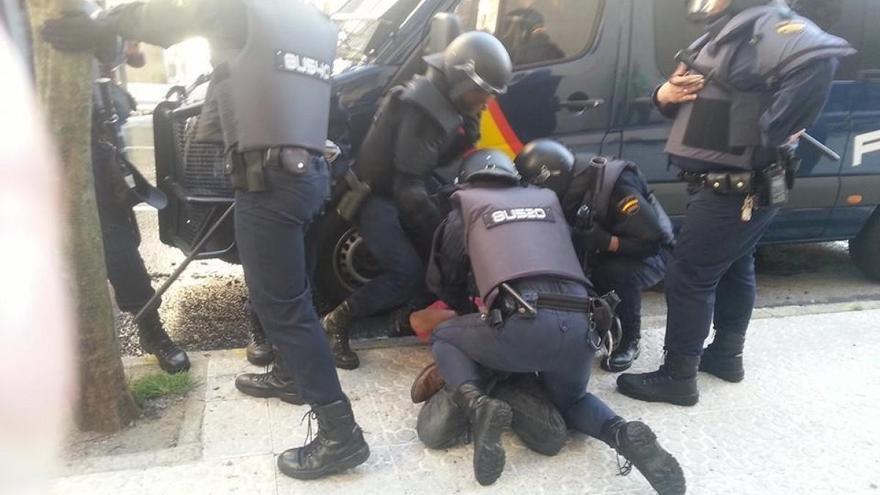 Antidisturbios detienen a uno de los manifestantes ante el Parlamento gallego