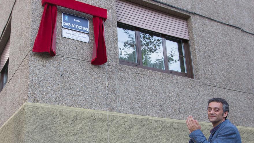 El alcalde de A Coruña, Xulio Ferreiro, en el descubrimiento de una nueva placa de calle no franquista