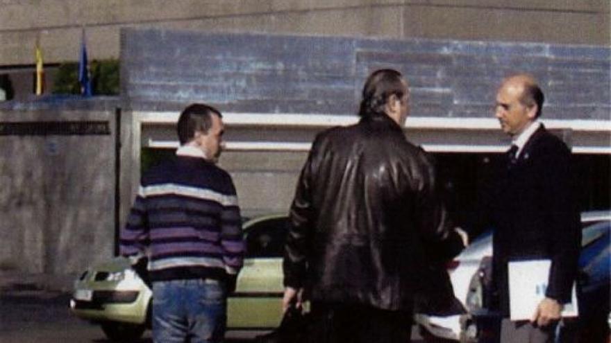 Dorribo (centro), con Cobián (derecha), en una de las imágenes captadas por la Policía y anexas al sumario