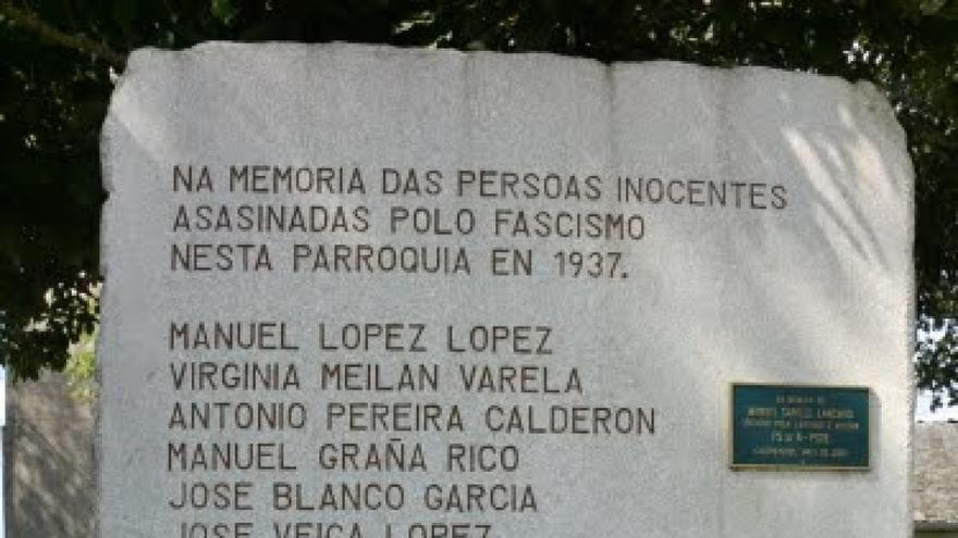 Monolito que recuerda a los 15 asesinados en Castroverde